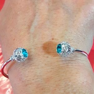 Bracelet bangle blue stones